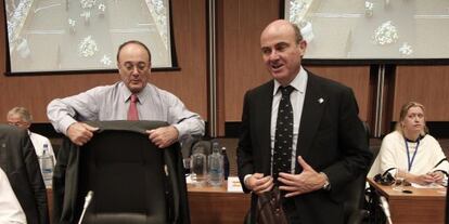 Luis de Guindos (derecha) y Luis Mar&iacute;a Linde, en el Ecofin.