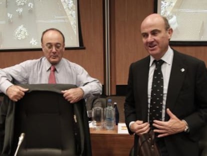 Luis de Guindos (derecha) y Luis Mar&iacute;a Linde, en el Ecofin.