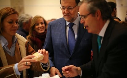 Rajoy degusta un 'Miguelito, dulce típicos de La Roda (Albacete), en una foto publicada en su perfil de Twitter.