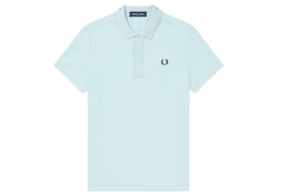 Polo de Fred Perry en azul pastel, gama cromtica indisociable de esta prenda.