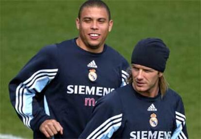 David Beckham y Ronaldo, durante el entrenamiento de ayer del Real Madrid.
