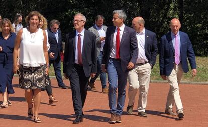 José Guirao, en el centro con gafas, este jueves en Santillana del Mar.