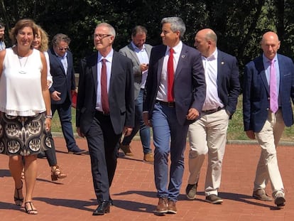 José Guirao, en el centro con gafas, este jueves en Santillana del Mar.