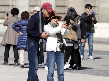 Un grupo de turistas, ayer en la plaza de Oriente.