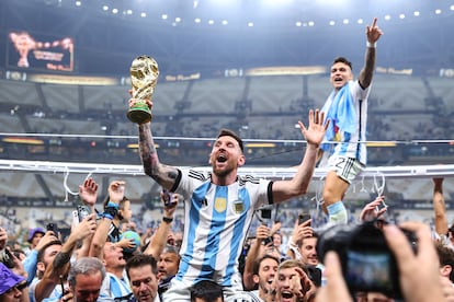 Lionel Messi celebrando con la Copa del Mundo, después de la final del Mundial 2022.