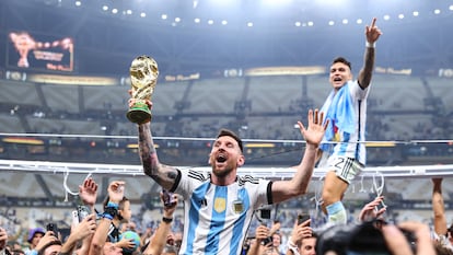 Lionel Messi celebrando con la Copa del Mundo, después de la final del Mundial 2022.