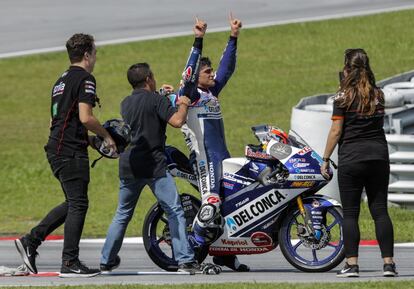 El piloto del equipo Gresini de Moto3 fue calculador en sus movimientos. Y un ejecutor delicado. Aunque lucía el sol en Sepang, la pista no estaba en perfectas condiciones tras las lluvias crecientes: el asfalto presentaba numerosos parches de humedad, peligrosos en cuanto uno se salía de la trazada. En la imagen, Jorge Martín levanta los brazos en señal de victoria después de cruzar la línea de meta.