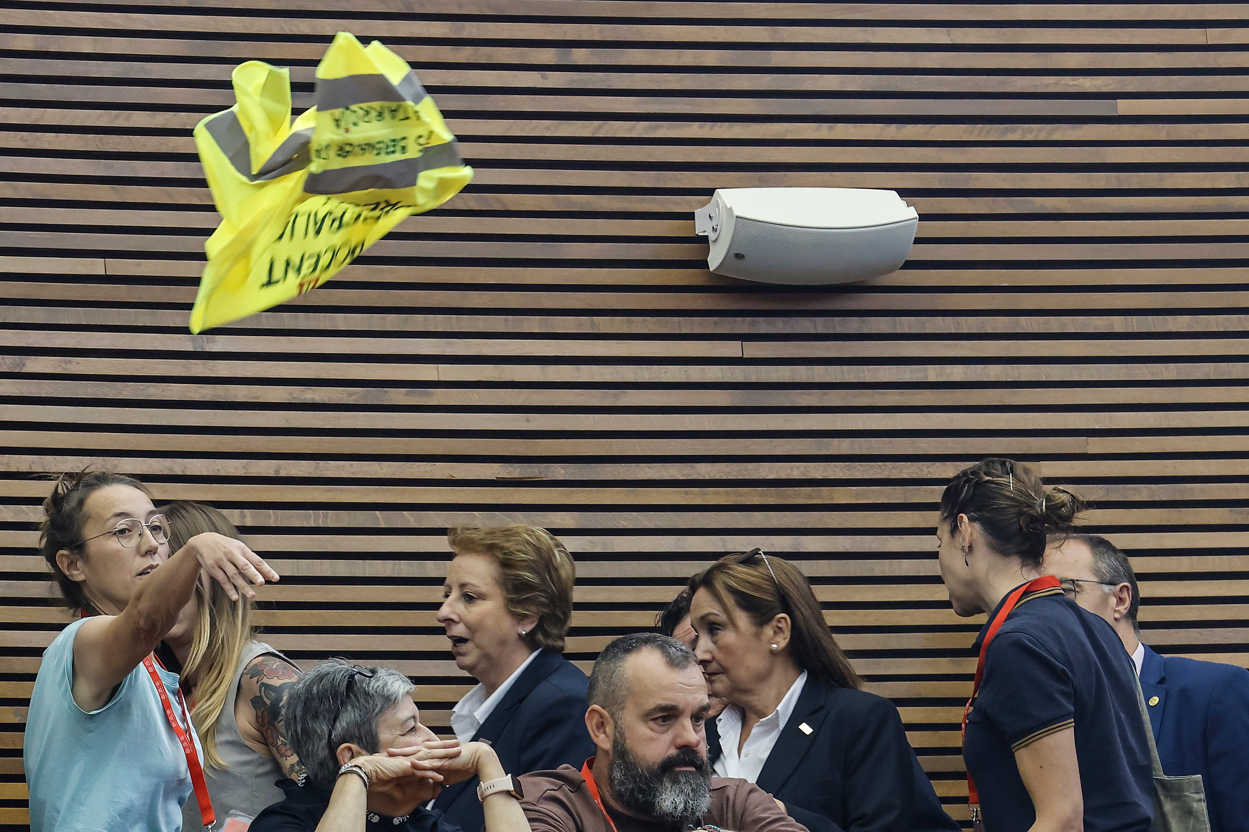 Les Corts prohíben el acceso a las tres profesoras que protestaron en un pleno, pero no las denunciarán, dos días antes de la consulta sindical a los docentes