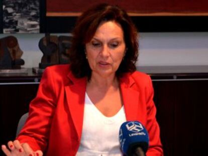 La alcaldesa de Quart de Poblet y vicepresidenta de las Cortes, la socialista Carmen Mart&iacute;nez,  informa de la detenci&oacute;n del aparejador.