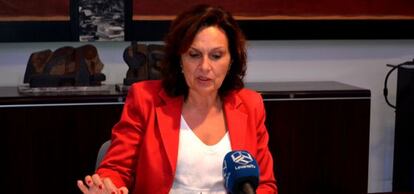 La alcaldesa de Quart de Poblet y vicepresidenta de las Cortes, la socialista Carmen Mart&iacute;nez,  informa de la detenci&oacute;n del aparejador.