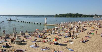 Bañistas en la playa de arena del barrio de Wannsee, en Berlín.