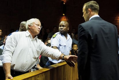 Pistorius observa a su padre, durante la vista con el juez.