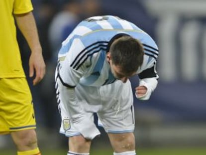 Messi vomitando no último amistoso com a Argentina.