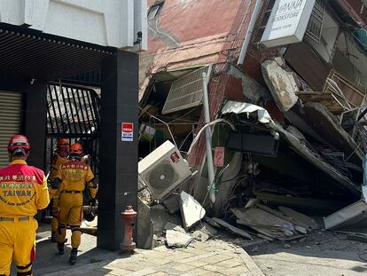 Varios bomberos trabajan junto a un edificio colapsado en Hualien (Taiwán).