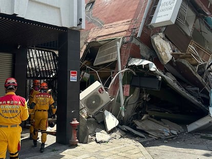 Varios bomberos trabajan junto a un edificio colapsado en Hualien (Taiwán).