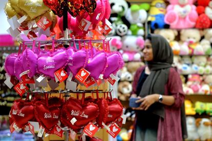 Una clienta mira regalos de San Valentín en una tienda de Bangalore (India), el 12 de febrero de 2018.