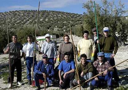 Un grupo de jornaleros en la cortijada jiennense de Garcíez, el pasado día 6.