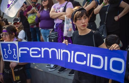 Una mujer sostiene un cartel durante la manifestación contra el secuestro y la inseguridad.