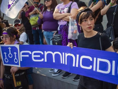 Una mujer sostiene un cartel durante la manifestación contra el secuestro y la inseguridad.