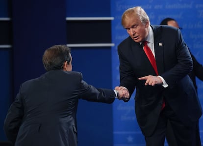 Donald Trump s'acomiada del moderador del debat Chris Wallace.