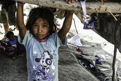 En la imagen, la hija menor de Evencio. Los niños menores han sido vacunados por estudiantes de medicina que se han acercado al asentamiento y los han asistido. Estas ayudas se producen ocasionalmente, no se lleva un control de vacunas y con una dieta tan baja en proteínas es probable que presenten problemas durante su desarrollo.