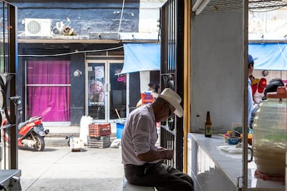 Un lugareño en el centro de El Rosario.