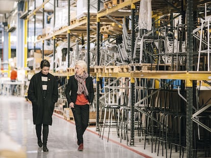 Nadia Arratibel y su madre, Marilis, recorren la fábrica de Ondarreta.