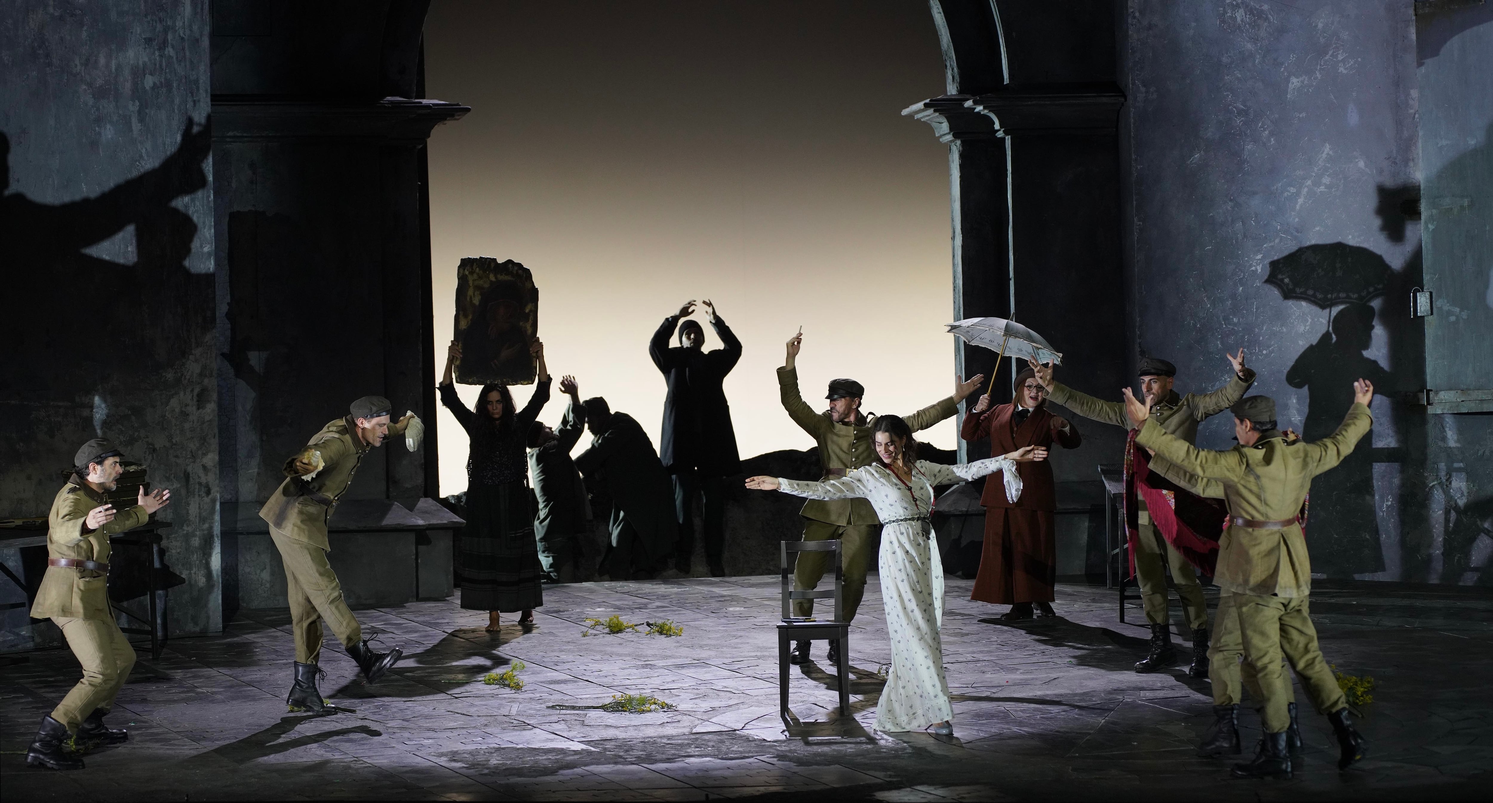 La soprano Asmik Grigorian (en el centro) junto a varios bailarines y la mezzosoprano Enkelejda Shkoza durante el segundo acto de ‘Otello’, el 19 de septiembre en el Teatro Real.