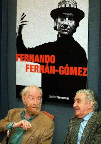 Fernán-Gómez (izquierda) y Eduardo Haro Tecglen, ayer en Madrid.