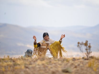 Una mujer indígena reza para pedir la llegada de la lluvia en Tiahuanaco​, Bolivia, el 23 de noviembre 2022