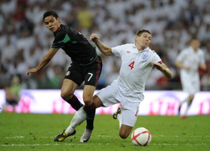 Pablo Barrera y Steven Gerrard, durante un momento del amistoso jugado en Wembley entre México e Inglaterra.