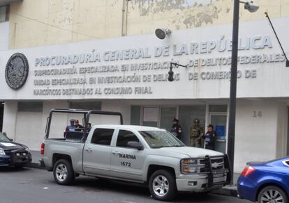 Una camioneta de la Armada frente a la sede de la fiscalía en México. 