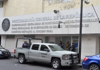 Una camioneta de la Armada frente a la sede de la fiscalía en México.