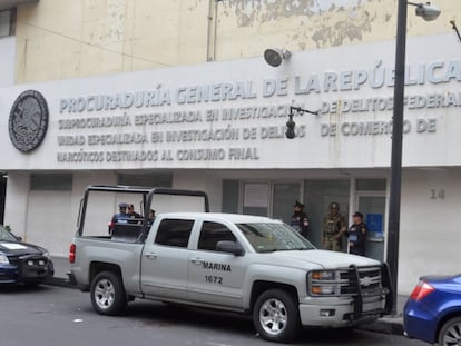 Una camioneta de la Armada frente a la sede de la fiscalía en México. 