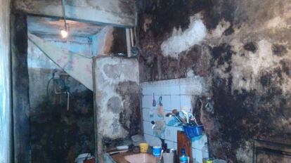 Mônica, mãe de Cleiton, mora com seu marido e cinco filhos em uma casa na comunidade da Lagartixa. As paredes caem aos pedaços pela umidade e a água da chuva cai nos cômodos pelo telhado. Na foto, a cozinha da casa da família. Mônica, durante seu depoimento no ato, foi muito crítica com o governador Pezão. “Tentei falar com o senhor na educação, mas agora vou falar como favelada: ‘seu covarde!’. Peço a Deus que ninguém tire seu filho como você tirou o meu. Porque se você fosse capaz de cuidar da nossa segurança, meu filho estaria vivo, e faria a carreira militar, como era o sonho dele”.