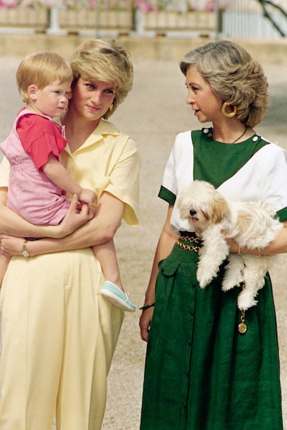 La princesa Diana, con el príncipe Harry en brazos, departe con la reina Sofía.