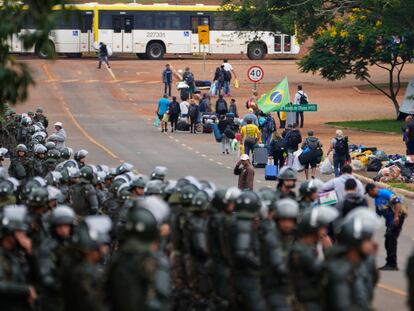 Bolsonaristas desalojan un campamento en Brasilia ante la presencia de la Policía, el 9 de enero de 2023.