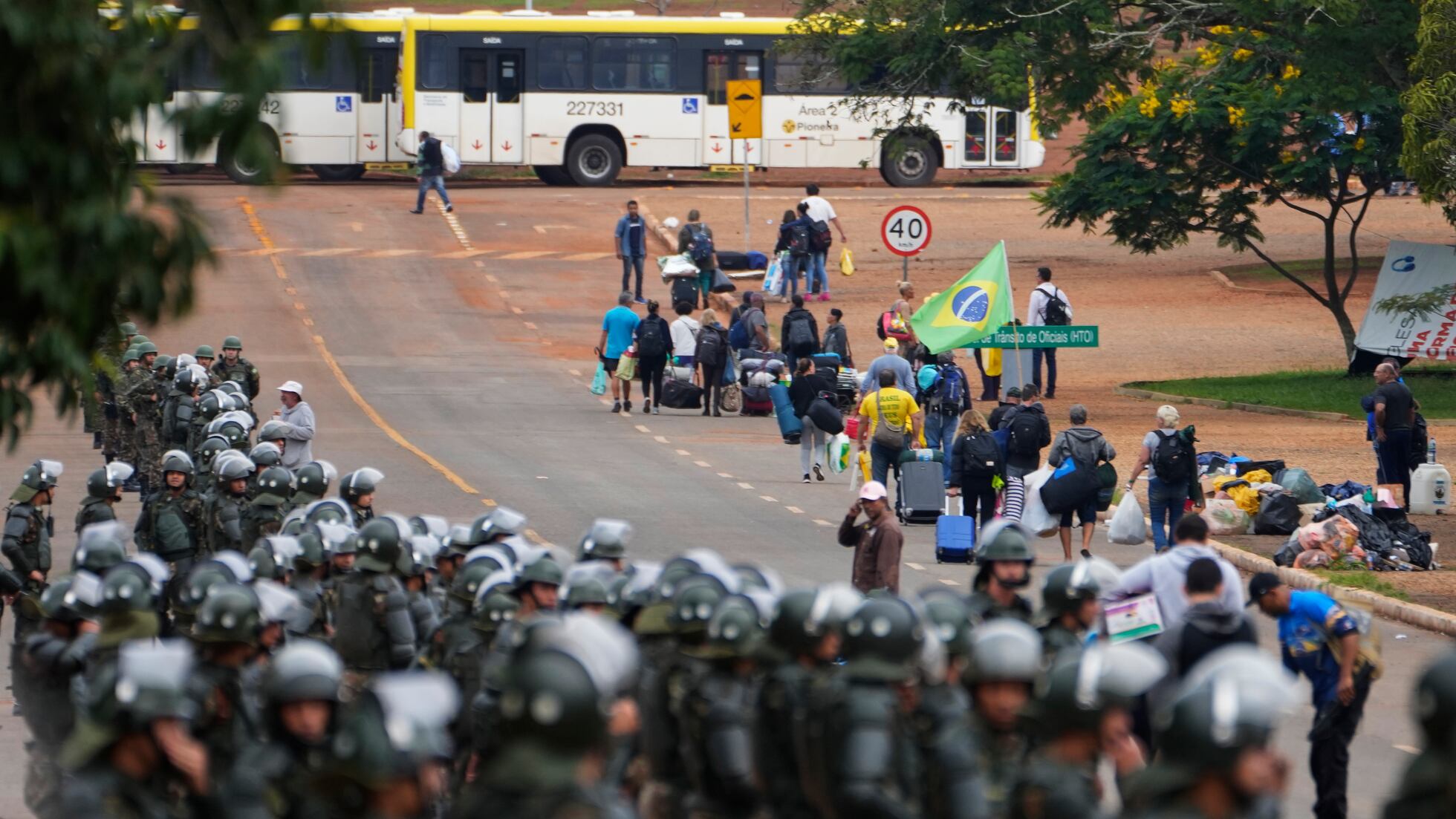 Brasil pide oficialmente a Argentina información sobre el paradero de 143  bolsonaristas prófugos de la justicia | EL PAÍS América