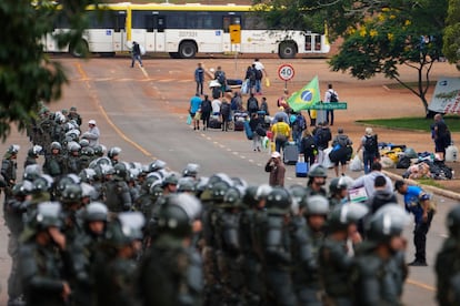 Bolsonaristas desalojan un campamento en Brasilia ante la presencia de la Policía, el 9 de enero de 2023.