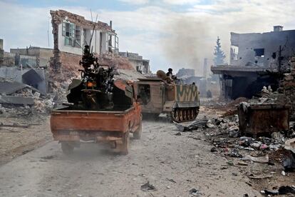 Un vehículo blindado con miembros del Ejército Nacional Sirio abordo, seguido por una camioneta en la ciudad de Sarmin, a unos 8 kilómetros al sureste de la ciudad de Idlib (Siria), el 24 de febrero.