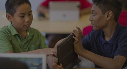 Dos alumnos juegan con la versión educativa de 'Minecraft'.