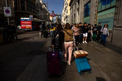 Turistas en la Gran Vía en Madrid