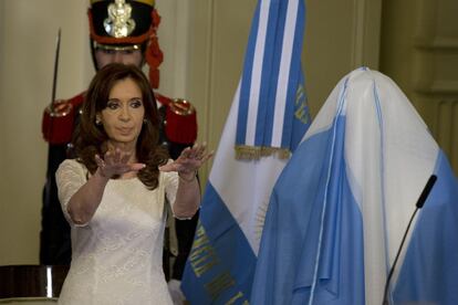 La presidente saliente, Cristina Fernández, a punto de descubrir un busto de Néstor Kirchner.