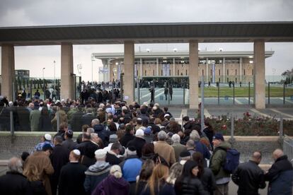 Ciudadanos israel&iacute;es hacen cola para acceder a la capilla ardiente de Ariel Sharon, en el Parlamento, en Jerusal&eacute;n.