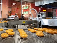 Interior de la tienda y obrador de Krispy Kreme en el centro comercial Parquesur de Leganés, en una imagen cedida por la empresa.