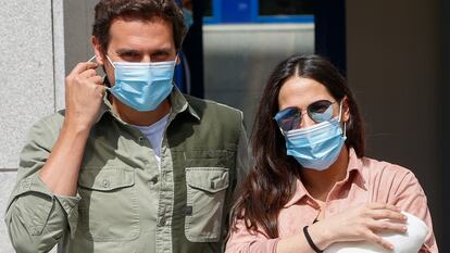 La cantante Malu, Albert Rivera y su hija Lucía, a la salida del hospital en Madrid el pasado 8 de junio. 