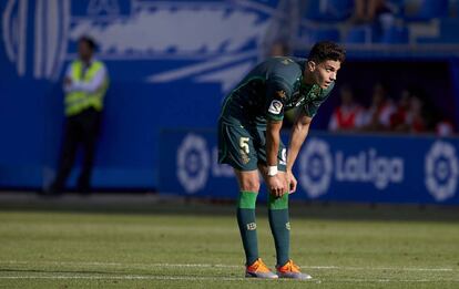 Bartra, en el último partido del Betis en Vitoria.