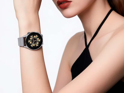 Chica utilizando el reloj Haylou Watch 4S