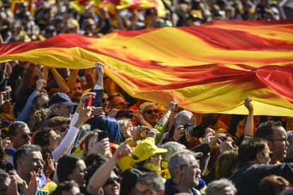 Pese a la asistencia masiva, el independentismo llega dividido a esta cita. La delegación de Esquerra se limita a la portavoz en el Parlament, Anna Caula, y el líder en el Ayuntamiento de Barcelona, Ernest Maragall. La CUP rechazó ayer participar por considerar que es un acto “partidista”. En la imagen, asistentes despliegan una enorme bandera 'estelada'.