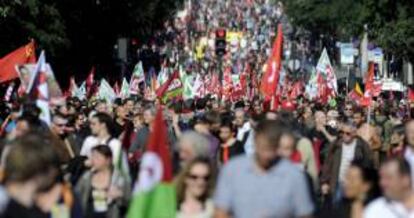 Vista general de una protesta contra el tratado europeo de estabilidad y contra la política de austeridad del Ejecutivo galo en París, Francia, hoy, domingo 30 de septiembre de 2012. Convocados por el Frente de Izquierdas, organización que agrupa a diversos partidos de extrema izquierda, incluido el Partido Comunista de Francia (PCF), la manifestación, en la que participaron más de 50.000 personas, según los organizadores, contaba con el apoyo de unas 60 organizaciones, sindicatos y asociaciones.